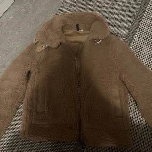 Teddyjacka  - Brun teddyjacka i storlek XS. Nästan oanvänd, säljer pga den blivit för liten. 