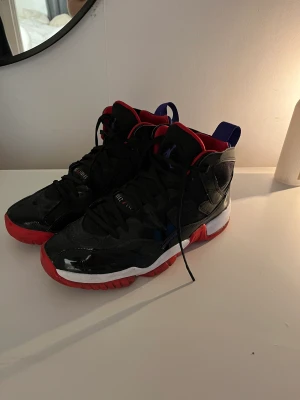 Jordan two treys - Jordan two treys Låda finns kvar  Con 9/10 inte en repa eller skråma på skorna  Säljer pga av att jag sällan använder dom  Nypris 1699kr  Mitt pris 1000kr 