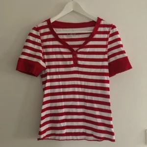 Randig tshirt  - Röd och vit randig tshirt i storlek M ungefär. Superfin! 