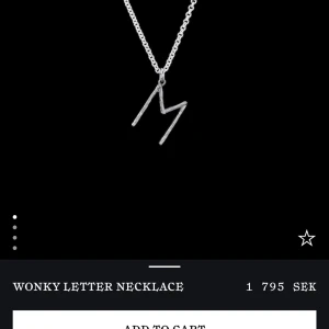 Maria nilsdotter halsband - T - Jag säljer mitt wonky letter nacklace, ett T i silver! Nypris 1 795kr mitt pris 1500kr!🫶 kom privat om frågor eller för fler bilder!