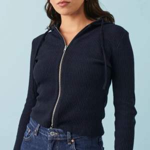  Säljer denna oanvända stickade hoodie från Gina Tricot i nästan alla storlekar  