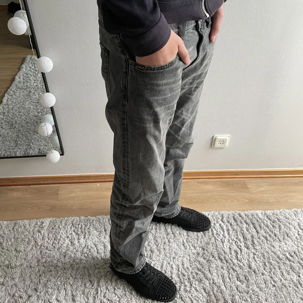 Hejsan, säljer nu ett par skitsnygga jeans i mörkgrå färg. Jeansen är ifrån tiger of  Sweden, jeansen är lite mer åt slim fit, alltså inget för någon som gillar baggy. Nypris 1400 kr, mitt pris 675 kr. Vid funderingar är det bara att hojta till!🙂. Jeans & Byxor.