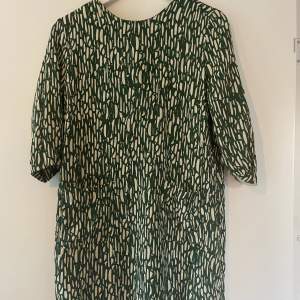 Fin grön klänning ifrån Malene Birger. Fickor på framsidan. I viscose. Grön och créme färgad. Köparen står för frakten 🌼💗