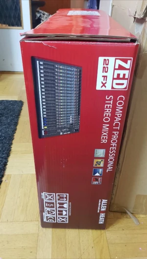 Mixerbord - Helt ny och använd bara en gång.Den är 10/10. (Pris kan diskuteras)