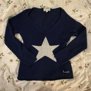 Blå stjärnan tröja - Det är en stickad? Blå tröja med en vit stjärna på. Skriv vid fler frågor 💕