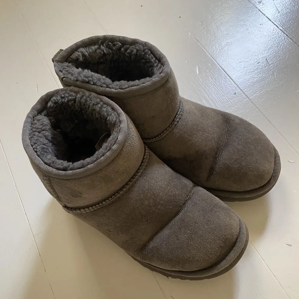 Användna i flera men kan användas ett tag till! De är varma och sköna🫶 älskar uggs! . Skor.