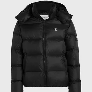 Calvin Klein jacka - Sjukt snygg jacka i storlek M Skick 8/10 pytteliten hål på armen  