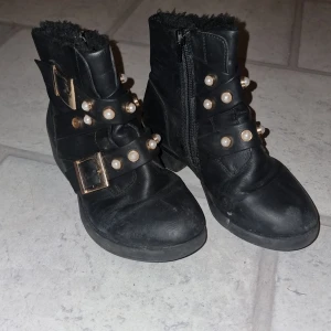 Vintersko - Svart vintersko med dekoration (2 har tyvärr lossnat). Dragkedja på insidan. Använd en säsong. Storlek 33