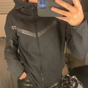 Nike tech fleece  - Säljer denna barn Nike tech fleece i använt skick storlek 158-170 passar xs