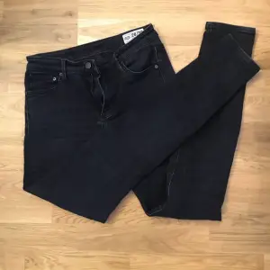 Svarta crocker jeans med smala ben och normalhög midja  Waist 28” 