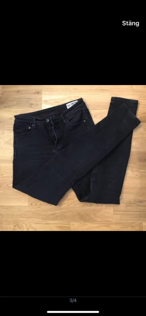 Jeans  - Svarta crocker jeans med smala ben och normalhög midja  Waist 28” 