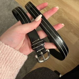 Bälte - Fint svart bälte. Köparen står för frakten!
