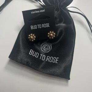Bud To Rose örhängen  - Säljer dessa nya örhängen då de inte kommer till användning. Mer guldfärgade i verkligheten! Endast testade en gång, därav nyskick! Pris kan diskuteras. Nypris: 300:-