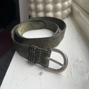 Skärp - Fin mörkgrön färg med ca 3/4 cm bredd. 