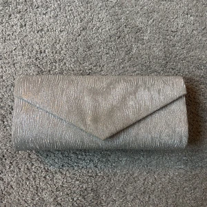 Balväska - Säljer min clutch jag hade på balen då den inte kommer komma till användning igen🙌 inga defekter, som ny. Från märket ”Mascara” köpt på zalando🌟