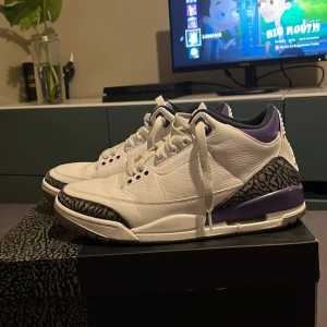 Jordan 3 dark iris - Köpte dessa för ca 1 år sedan från footlocker för 2400. Finns tecken på användning men är i väldigt bra skick. Pris går att förhandla