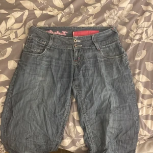 Jeans - Low waist jeans. Dem är lite tunna. Byxorna är från början av 2000 talet och dem går inte att köpa i butik.