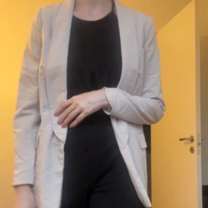 Beige kavaj - Mycket väl använd + lagad på insidan därav priset
