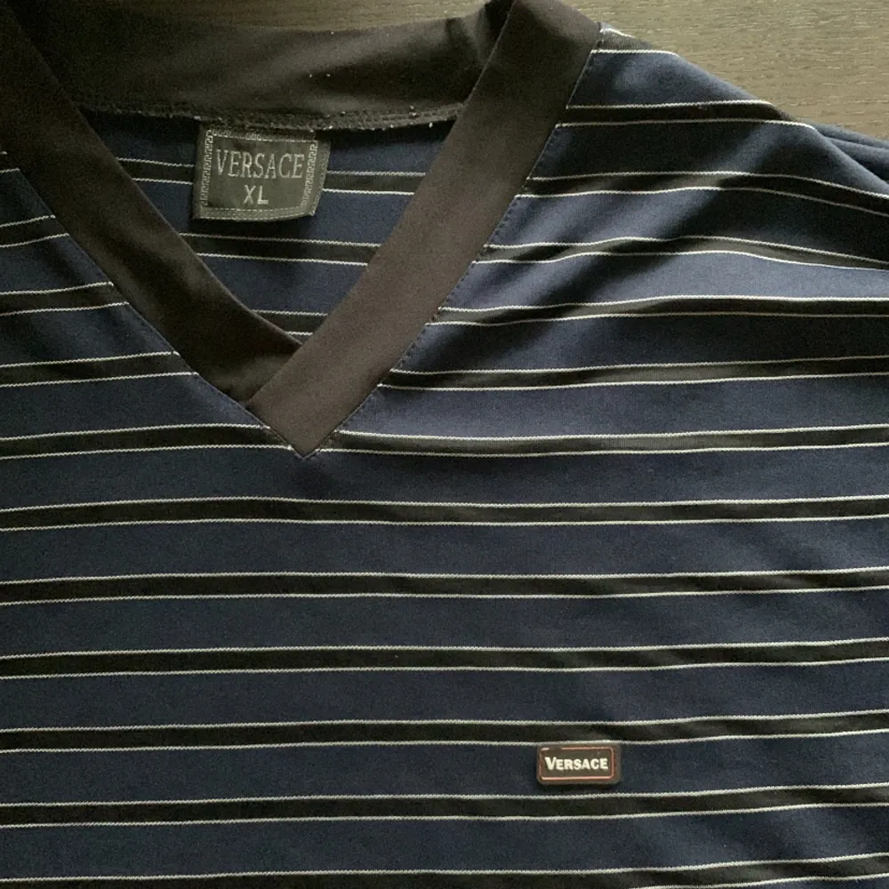 Supersnygg Versace tröja, kungligt material👌👑 köpt för 350kr. Kan tänka mig mötas upp i Gbg - annars tillkommer frakt !!. T-shirts.