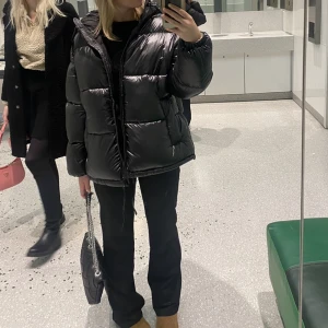 Pufferjacka - Säljer min vinterjacka från förra året, bra skick, använd fåtal gånger. Den är fint oversized och varm o mysig. Den är i storlek 36/38💕