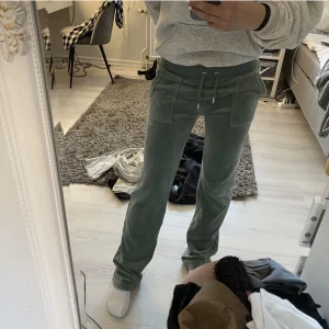 Juicy couture  - Säljer dessa jätte snygga juicy couture byxor! Är storlek S men passar också Xs. Skriv för mer bilder! Varsamt använda och velour tyget är som nyskick.💓💘💕