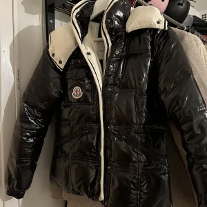Moncler jacka - Säljer nu denhär moncler jackan som köptes för 2 år sedan. Super varm o skön nu inför vintern❄️Inga tecken på slitage. Köpt här på plick och är därför osäker på äkthet därav priset men den ser helt äkta ut.🌟Skickar gärna fler bilder vid frågor! Passar xs/s