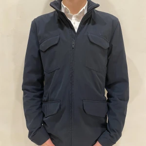 Safari Jacka Eluine  - Hej! Säljer nu min Jacka från Eluine i storlek M, fint skick. Tveka inte på att höra av dig om du har frågor eller funderingar kring varan! 