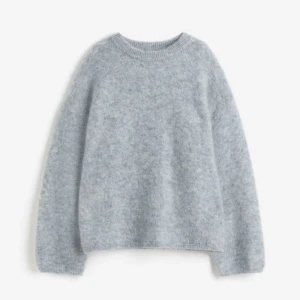 Stickad tröja - Jättefin stickad tröja i mohairmix. Den är jätteskön och i fint skick. Storlek S men skulle säga att den passar allt från Xs-M. Den är köpt för ungefär 700 kr men finns inte längre. Lägg gärna prisförslag/köp nu💗💗(lägger upp igen pga oseriös köpare)