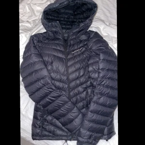 Peak performance jacka - Säljer min jacka för den inte kommer till användning längre den är i bra skick förutom att den har små små hål vid en sidan av fickan annars så är det inget annat💕 färg mörkblå