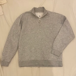 Tjocktröja från lager 157 - Grå zip-up tröja från lager 157 i storlek M. Använd fåtal gånger därav nyskick. Säljer pga att den inte kommer till användning 