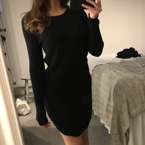 Stickad klänning  - Svart stickad klänning, går ungefär ner till knäna på mig som är 1,64. Kommer ej till användning 🩷