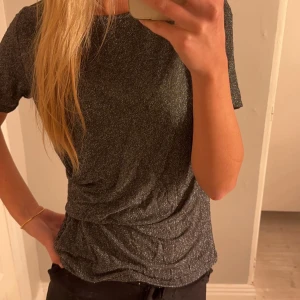 Glittertopp  - Säljer denna glitter topp som passar perfekt inför nyår. Strl XS/S. Säljer för 149 kr. 
