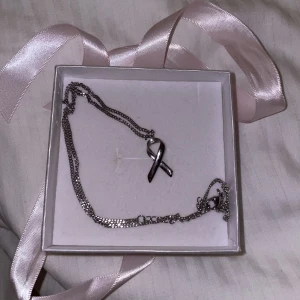 Halsband  - Halsband med bröst canser symbol. Äkta silver 