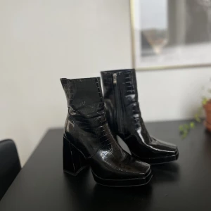 Lacksko  - Snygg lacksko med klack 🖤finns några mindre skav, men i övrigt i fint skick och använda ett fåtal gånger. Strl.38 men dem är rymliga och passar strl.39!  Kan mötas upp i Jönköping eller skickas, köparen står för frakten 💌