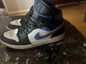 Fräscha Jordans - Säljer nu mina jordans skor då de ej längre kommer till användning. Överlag riktigt fräscha nu inför hösten, använt skick men de har mycket kvar att ge 7,5/10. Kostar normalt 1750 men säljer de för endast 750kr, vid frågor är det bara att höra av dig🤙