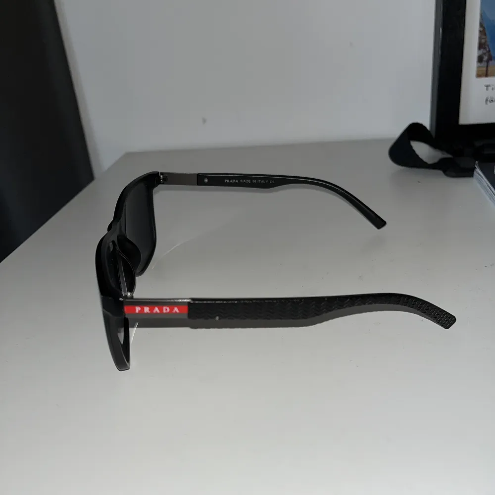 Ett par fina Prada solglasögon i mycket bra kvalitet. Finns inte så mycket spår av användning och nypris är runt cirka 2300kr. Accessoarer.