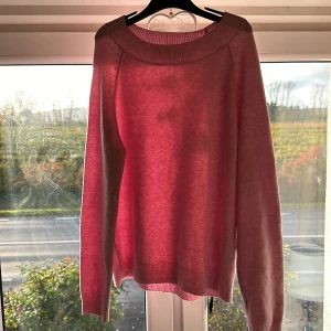 Rosa tröja - Den passar både s men den känns som en oversize 