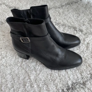 Tamaris klackar - Tamaris klackar i fint skick, knappt använda. Nypris 799kr, säljer för 170! Köps via köp nu <3