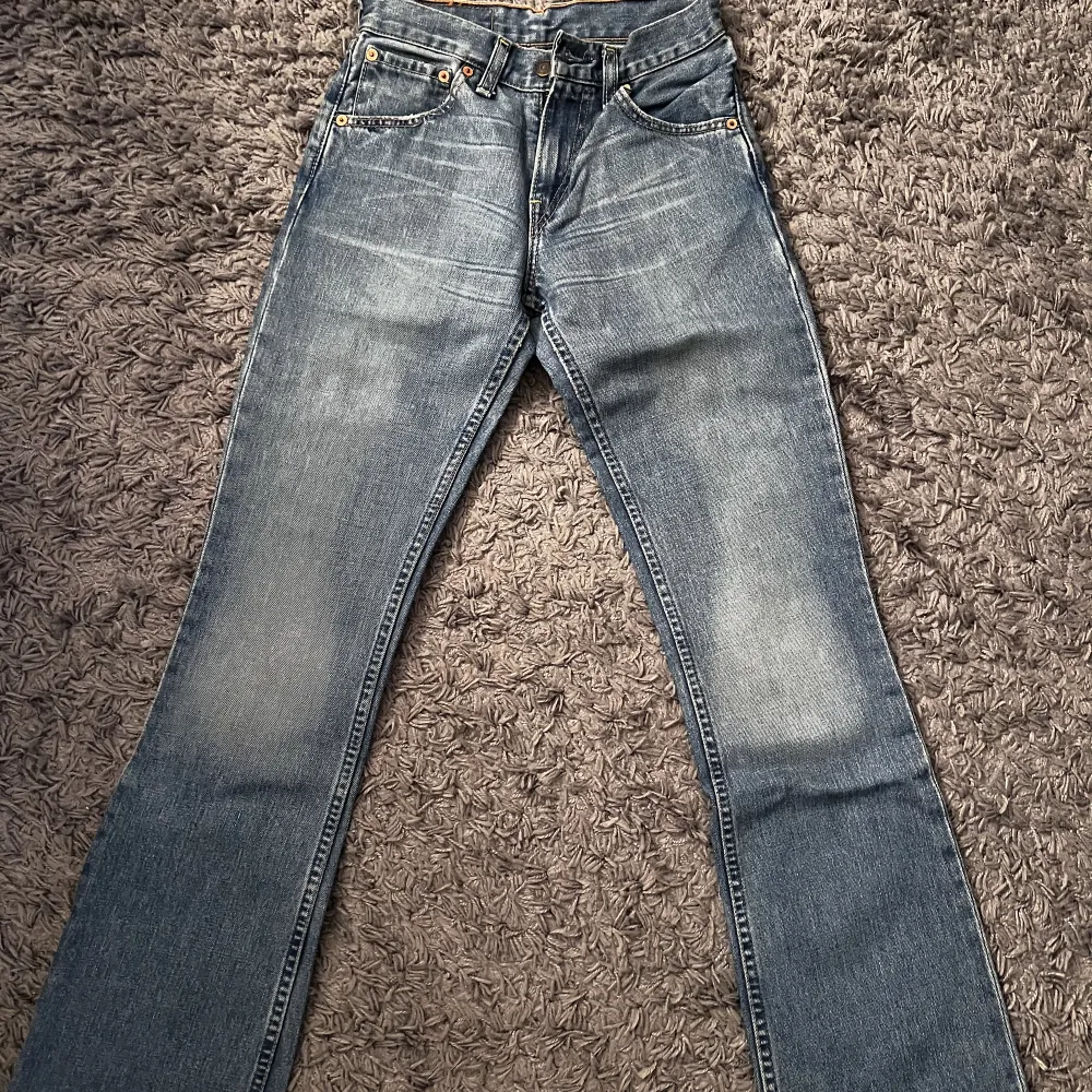 Jätte fina ljusblå levis jeans som tyvärr blivit för små, bra skick. Jeans & Byxor.