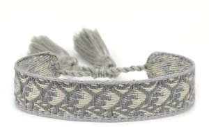 FAKE armband!! - Jättefina fake armband och ett halsband!! ❤️❤️Hör av dig vid intresse! Har massa fler och kolla mitt andra inlägg🥰LÅNADE BILDER!