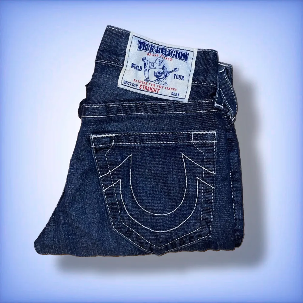 Ett par unika True Religion Jeans med en speciellt bakficka (kolla bild 2 för närmre titt) i en straight pass form! Hör av dig om du har frågor☺️. Jeans & Byxor.