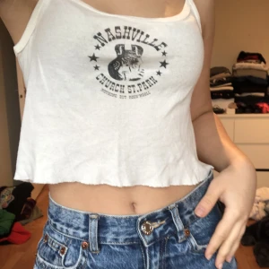 Brandy Melville linne  - Gulligt Brandy Melville linne med smala axelband och fint tryck i nyskick! 