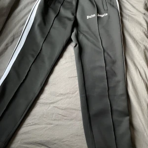 Palm angels byxor  - Säljer min Palm angels byxor då jag inte använder dom längre skriv om du har frågor eller nåt  MVH Maximilian 