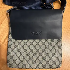 Snygg och unik Gucci väska. Äkthetsbevis saknas. Behöver limmas på insidan av locket, se bild 3. I övrigt gott skick. 