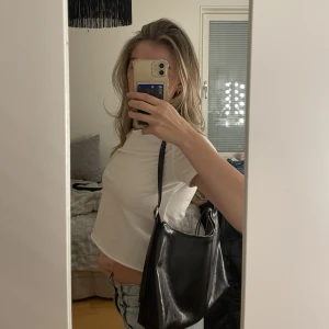 Svart väska - Jättefin och rymlig väska från pull and bear. Aldrig använd så väldigt bra skick🩷