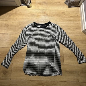  långärmad tröja  -  jag säljer nu min långärmade tröja som är svart och vit randig som är köpt ifrån lager 157 då den var för kort och jag har knappt använt den. 