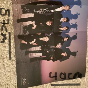 Poster - Säljer min stray kids poster då jag tappat intresse. Fint skick inga skador. Osäker på vad bra pris är lägg gärna förslag ❤️