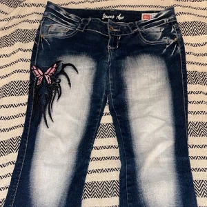 Young age jeans - Måste tyvärr sälja mina Young age jeans då de blivit för korta. De är väldigt lågmidajde med snygga detaljer både på fickorna och framtill. De är köpta i somras och endast använda några få gånger!!