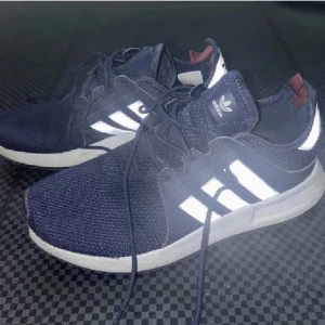 Ny pris 1100 SEK Adidas skor 36,5 - Adidas Skor 36,5 Säljer min Adidas X_PLR HK Collegiate Navy. Nypris är runt 1200 Kronor. Det stär Stl. 36 2/3 egentligen. Konditionen är 9/10 inte använt sa mycket alls ser ny ut. Vid funderingar kan man skriva, pris kan diskuteras ;)