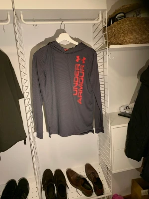 Under armour tunn träningströja - Begagnad Mycket bra skick Size 14-16 (170